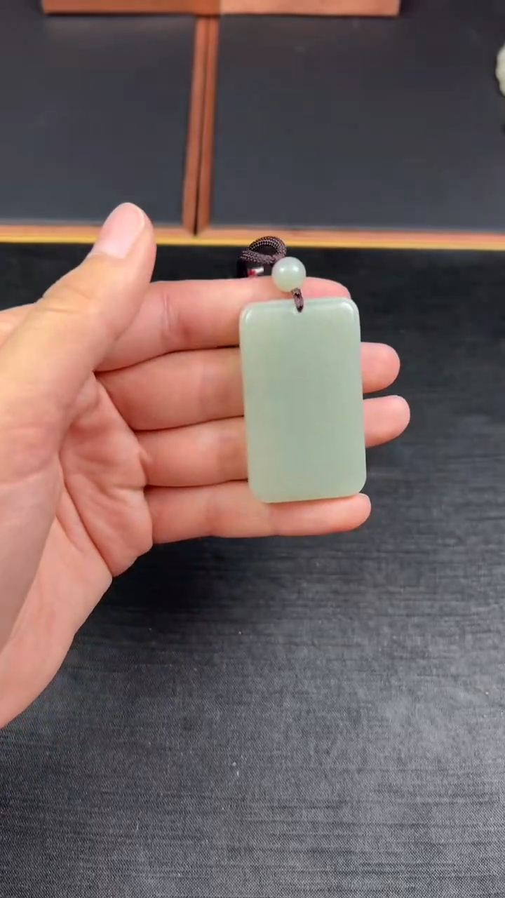【闪购商品】和田玉吊坠(赠链)未镶嵌且末微色差近矿