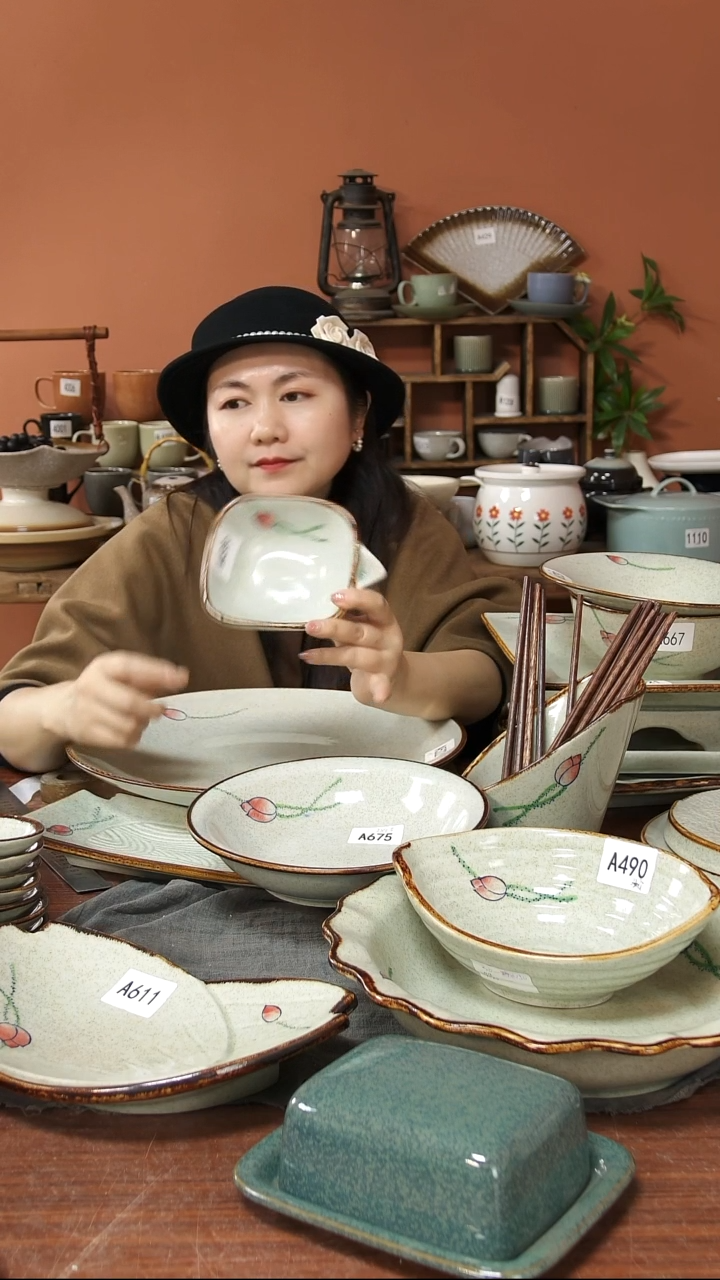 陶瓷A499 一只陶瓷带嘴方形碗可能微瑕12*6