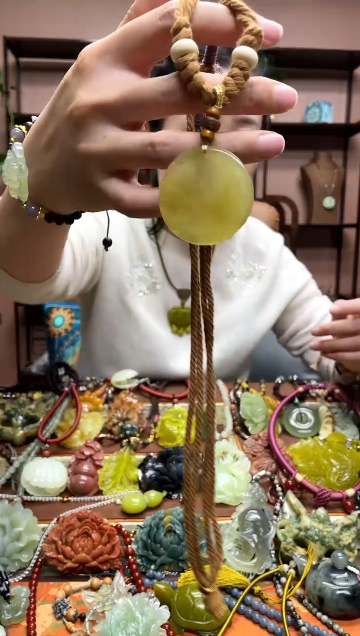 未镶嵌岫玉颈饰·1