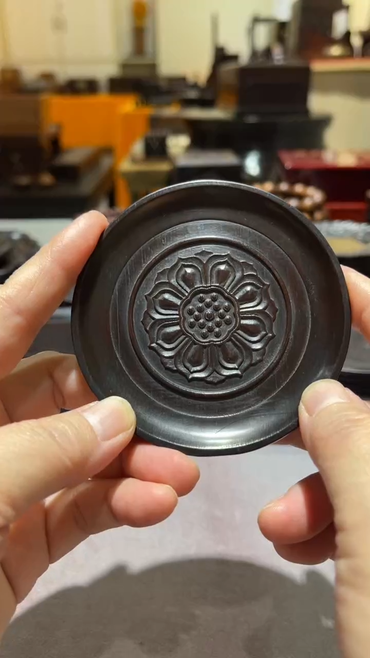 红酸枝木类精品木雕精工细作