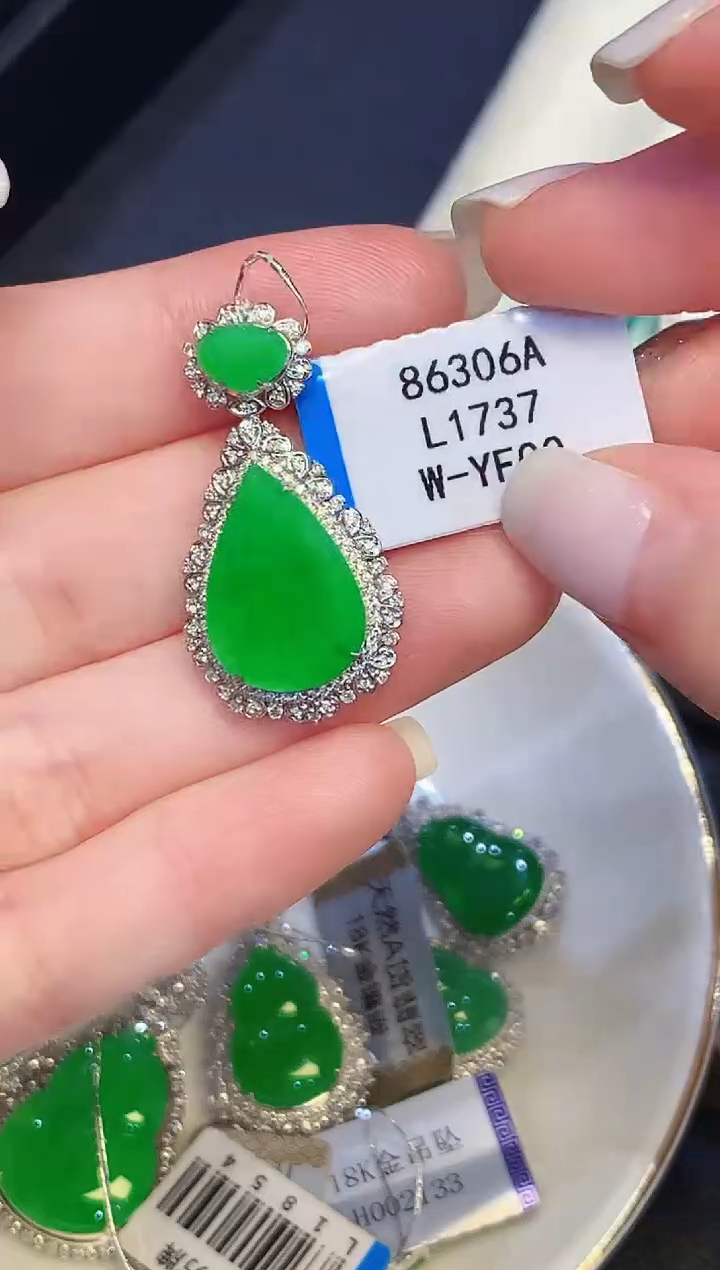 吊坠(不含链)18K金镶嵌翡翠多样性发其一