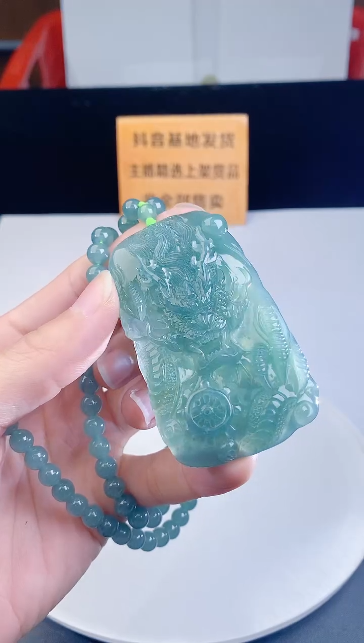 颈饰未镶嵌翡翠   