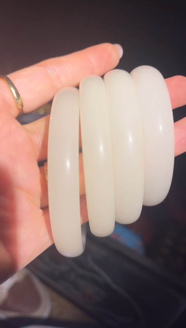 【闪购商品】【闪购商品】四个白色玉手镯
