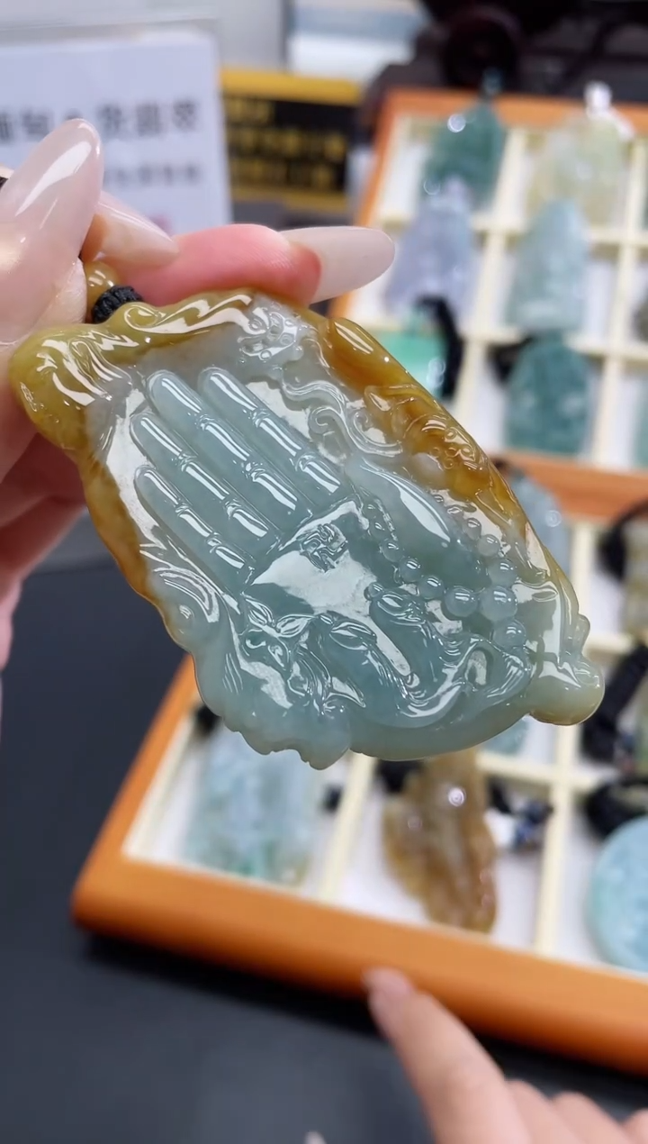 翡翠未镶嵌颈饰悟道