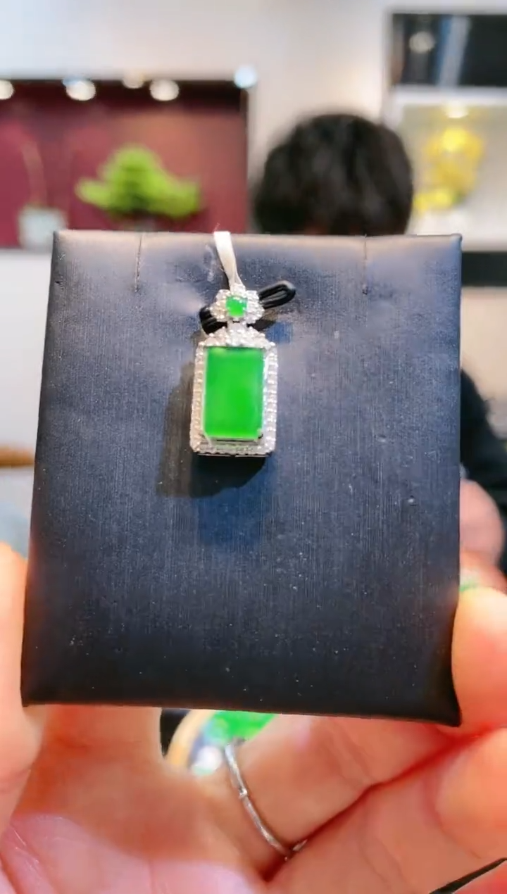 【闪购商品】翡翠颈饰18K金镶嵌A15天然A货翡翠吊坠