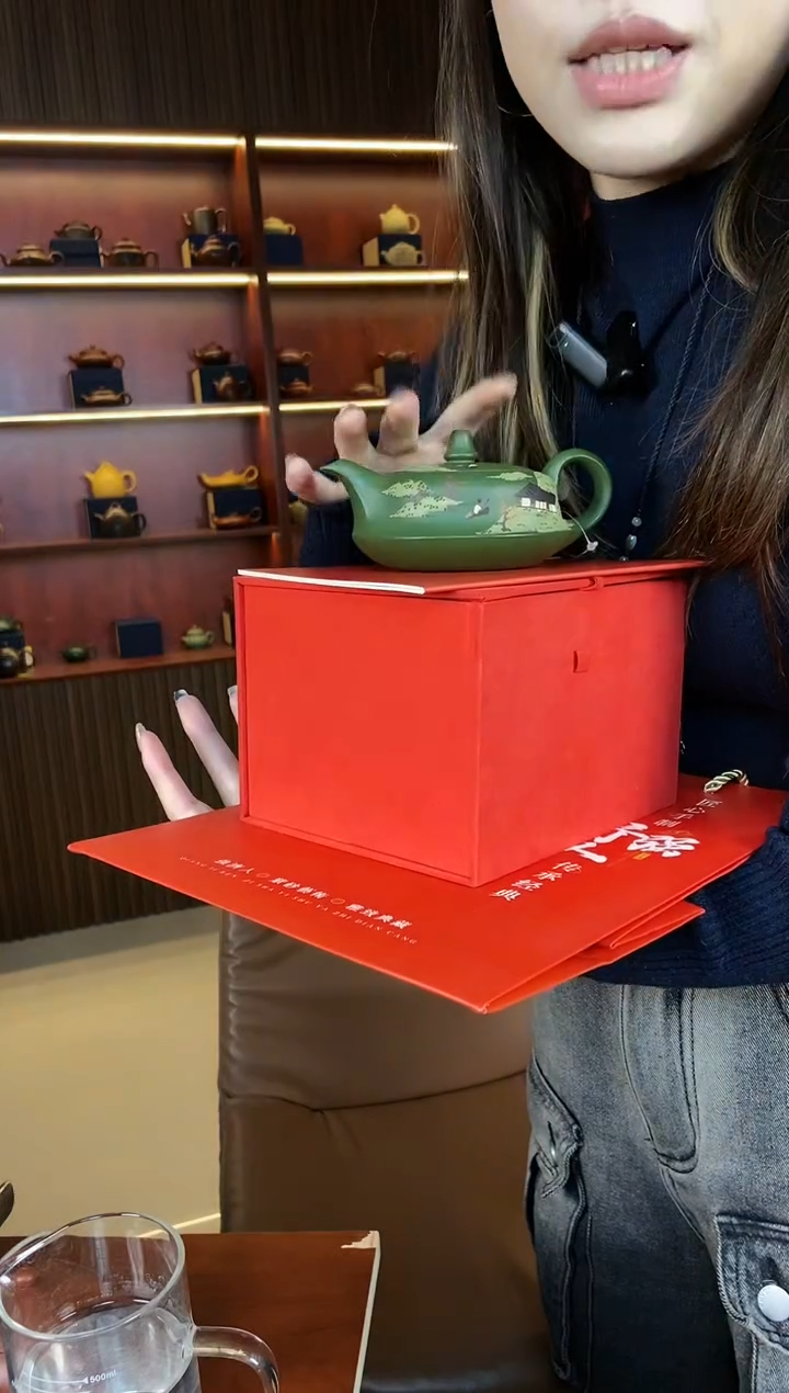 【闪购商品】紫砂茶壶强济人翡翠绿泥泥绘山水曲壶