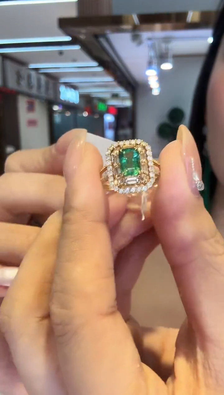 18K金镶嵌戒指祖母绿1.20ct