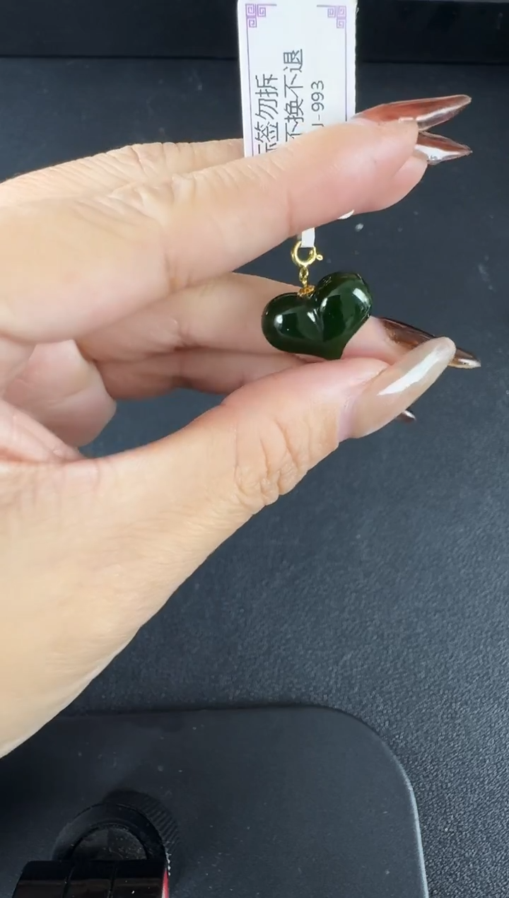 颈饰18K金镶嵌和田玉（碧玉）屁桃