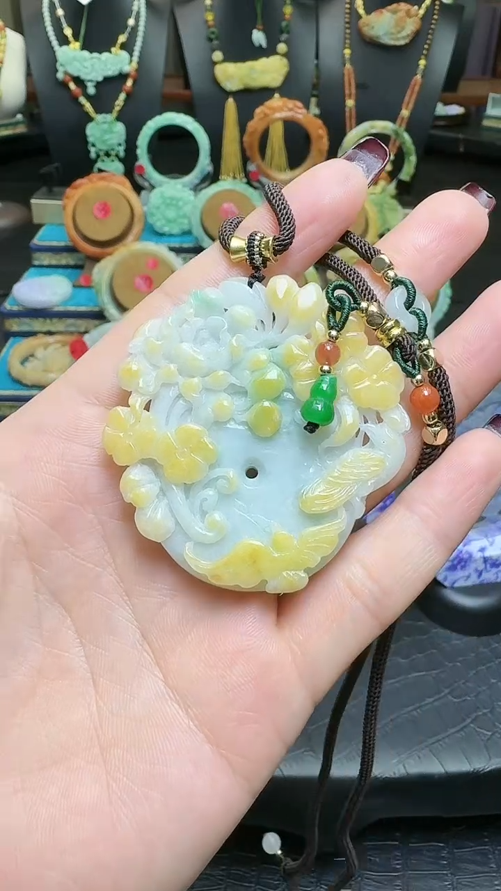 【闪购商品】翡翠颈饰未镶嵌特色黄加绿花牌