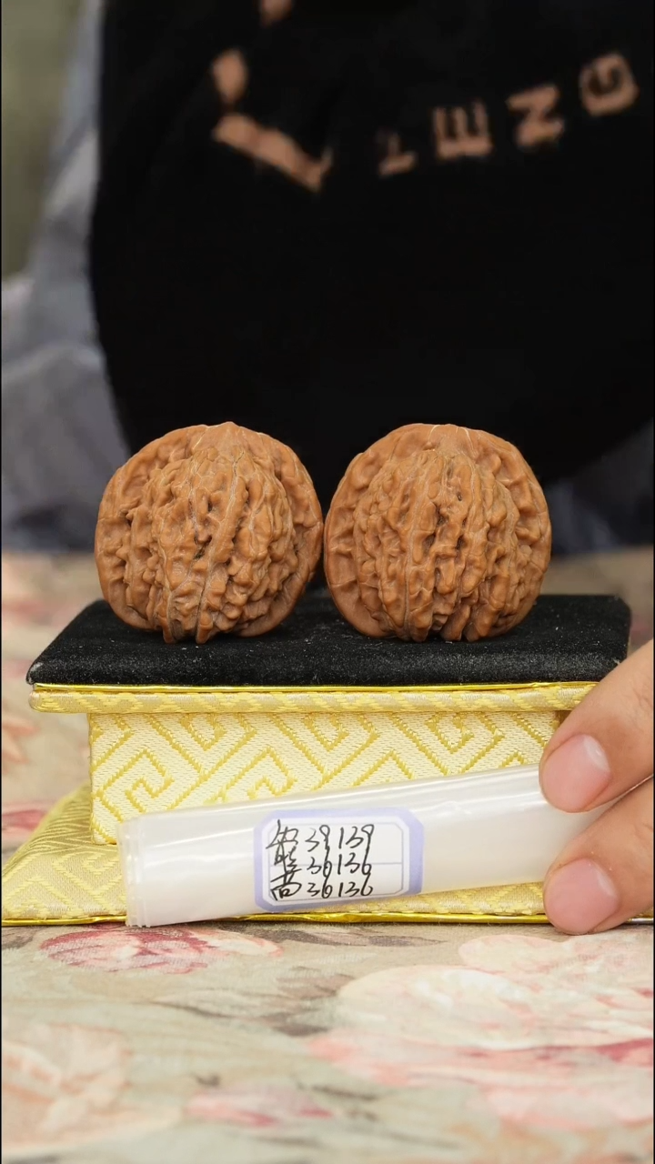 【闪购商品】文玩核桃把件一代楼