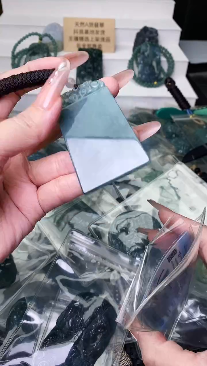 颈饰未镶嵌翡翠 