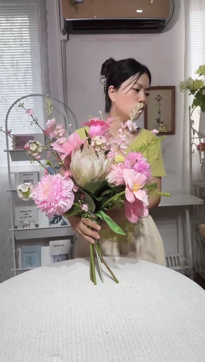 04  粉色系手感郁金香帝王花芍药混搭花束（不含花瓶）