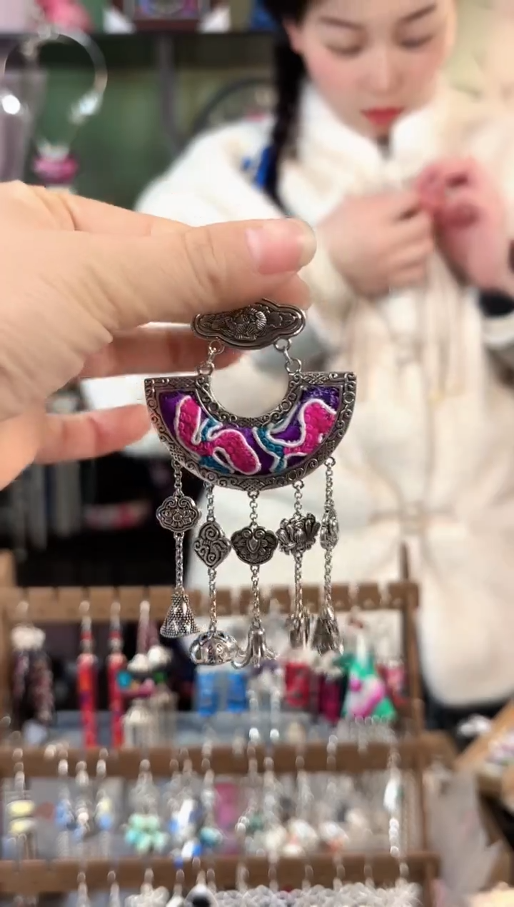 彩云南阁非遗老绣苗银饰品187