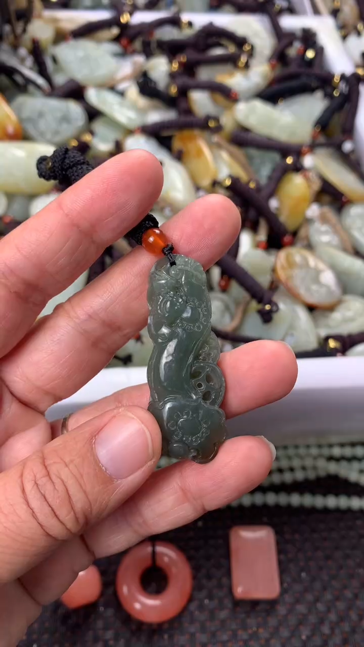 【闪购商品】和田玉颈饰未镶嵌多样性发货没有证书.拍一发一，有瑕