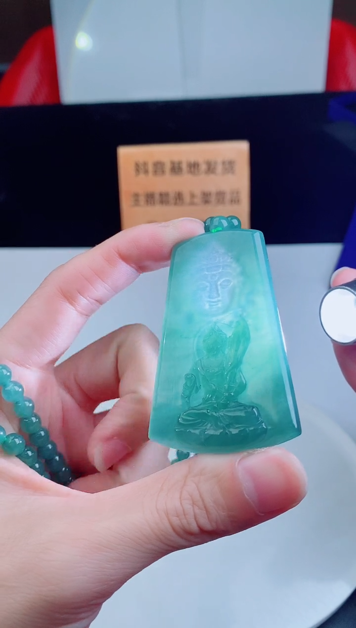 颈饰未镶嵌翡翠 