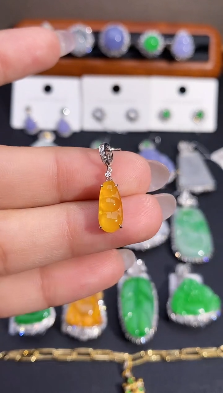 【闪购商品】翡翠颈饰18K金镶嵌吊坠