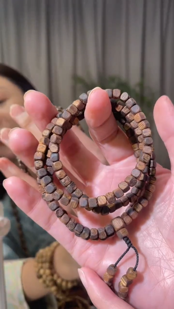 沉香手串天然沉香，虫漏方糖，假一赔四，多样性发其一