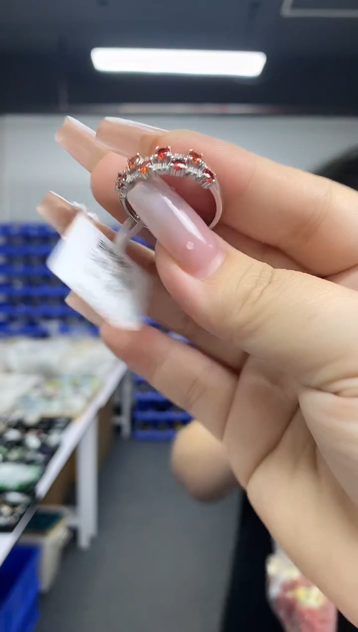 石榴石戒指未镶嵌多样性发其一颜色微差