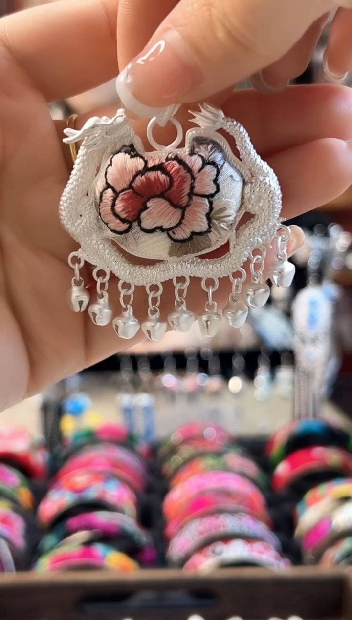 织绣民族风老绣饰品542