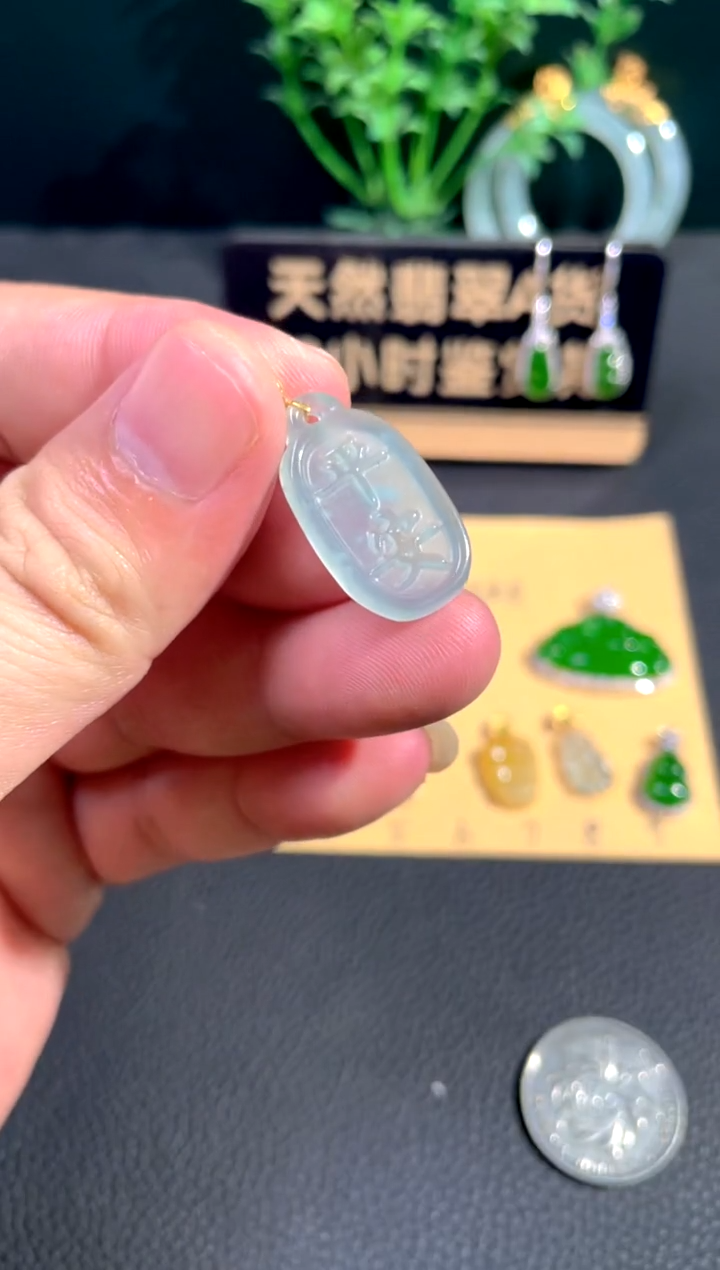 颈饰18K金镶嵌翡翠翡翠