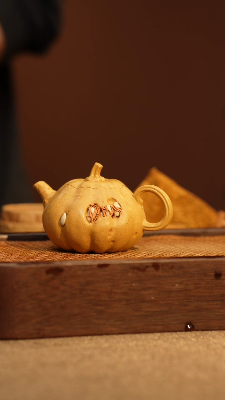 茶壶紫砂黄龙山黄段瓜语（光）