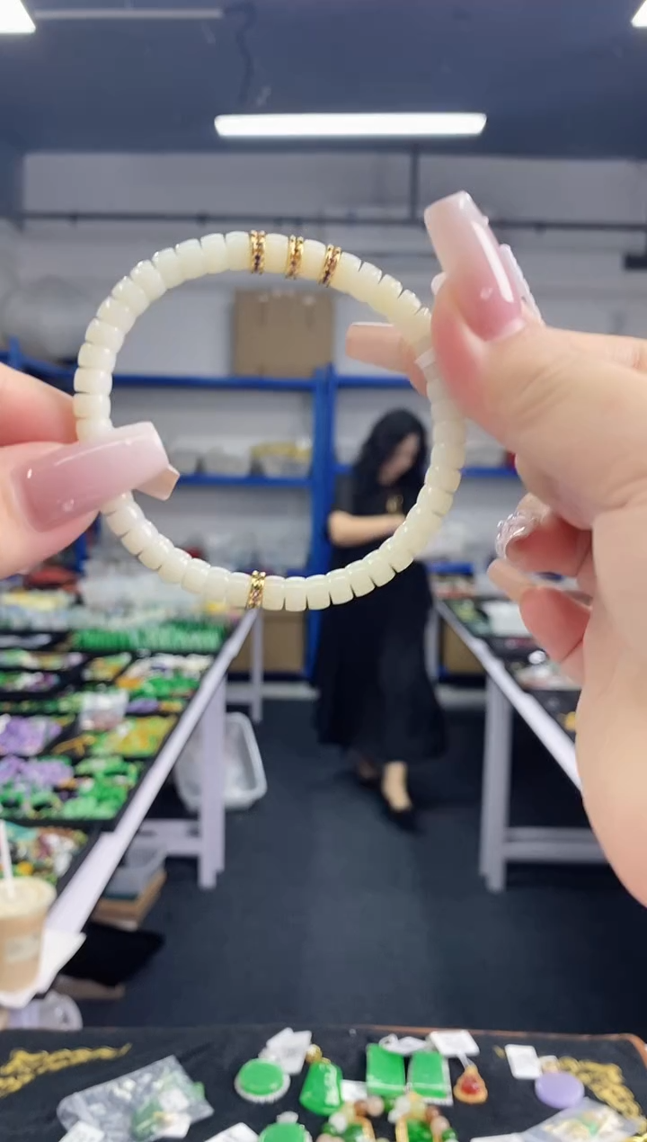 手链未镶嵌和田玉多样性发其一，颜色微差