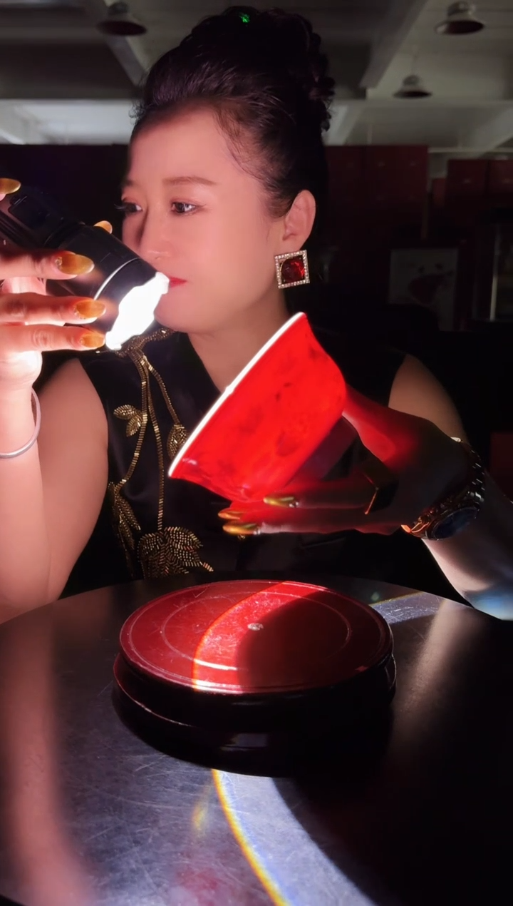 陶瓷红稀土碗青花
