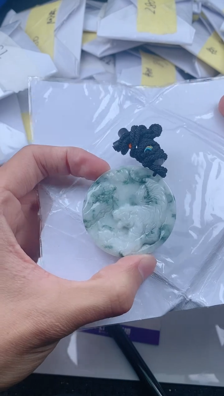 翡翠未镶嵌颈饰           