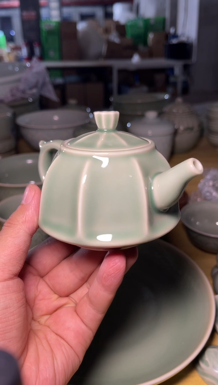 瑕疵青釉八棱壶1把