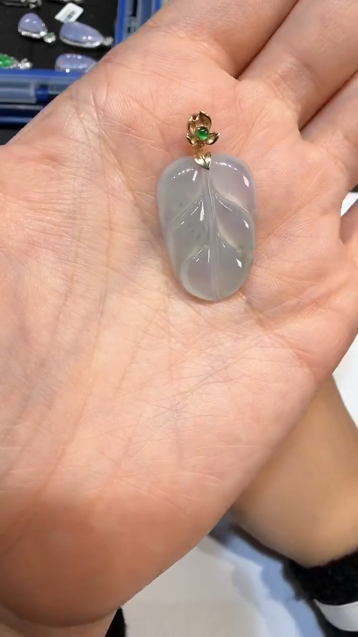 颈饰18K金镶嵌翡翠吊坠