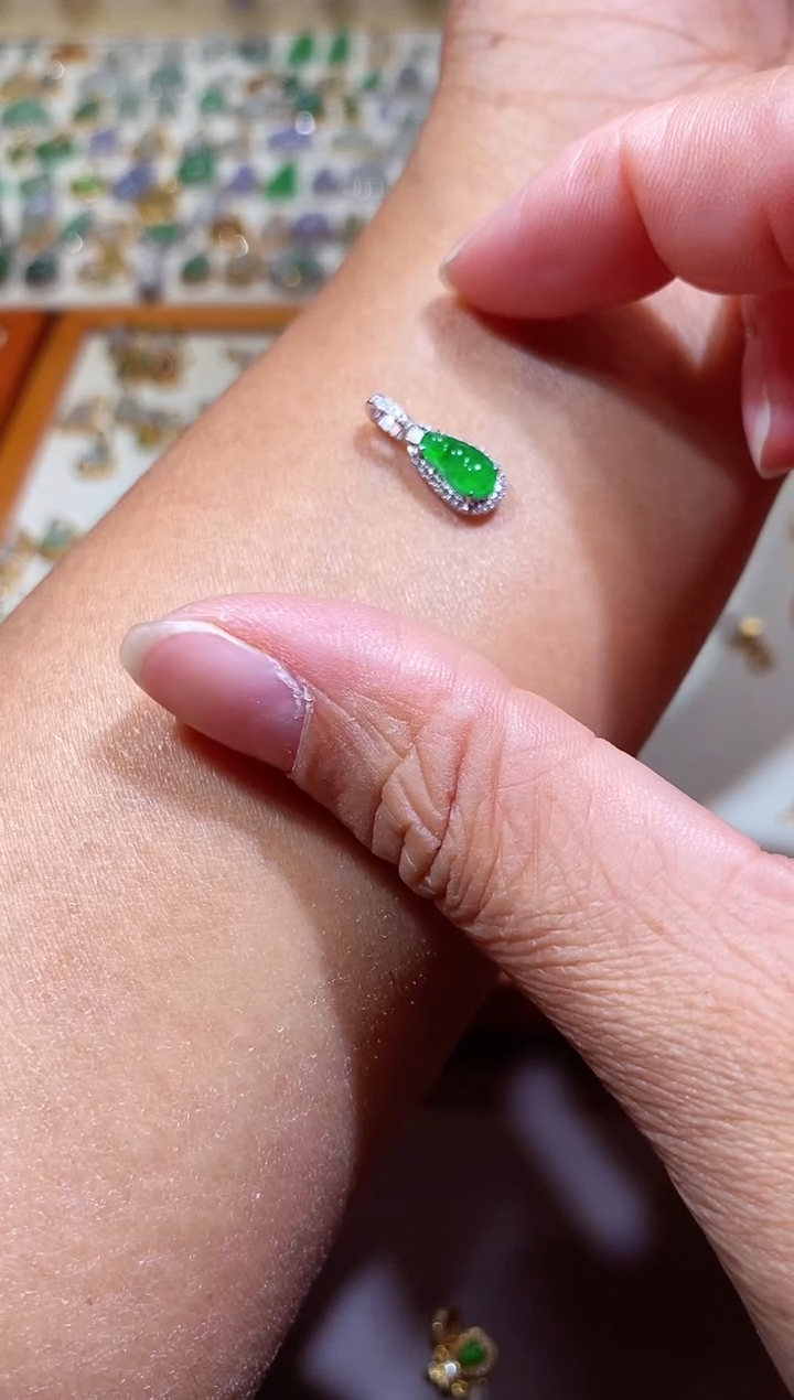 吊坠(不含链)18K金镶嵌翡翠?****?11111111