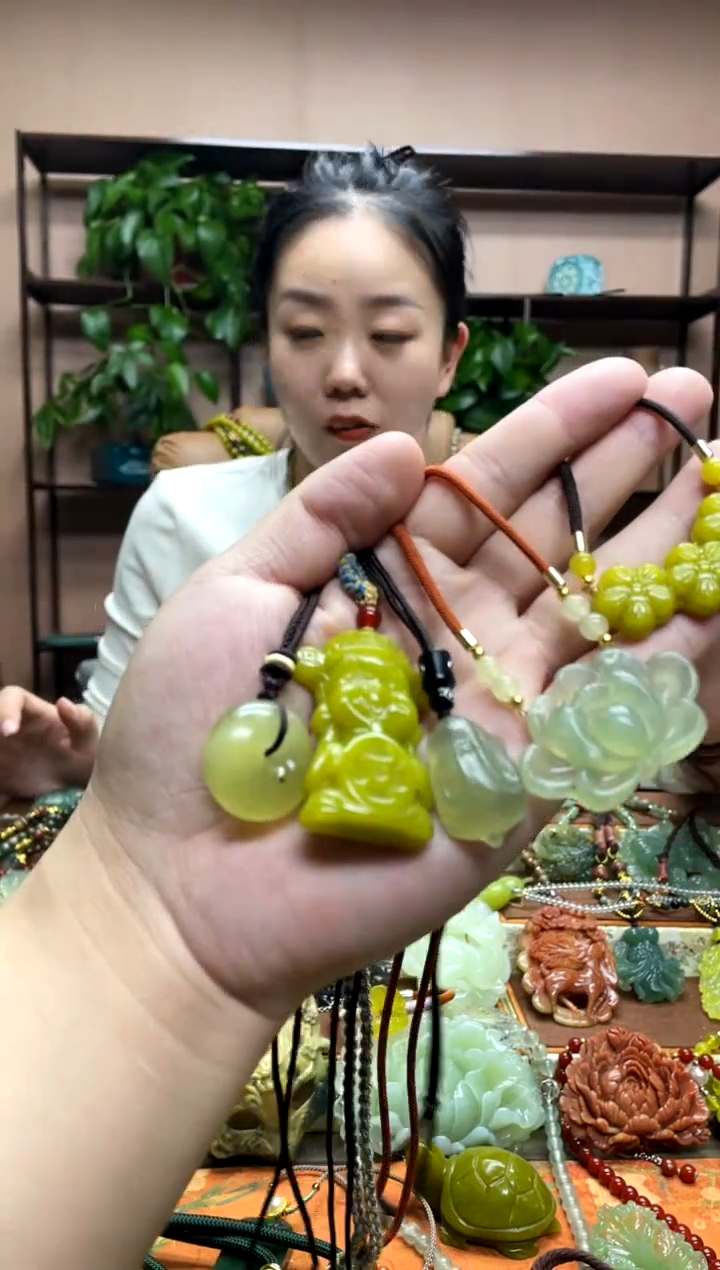 未镶嵌岫玉颈饰·