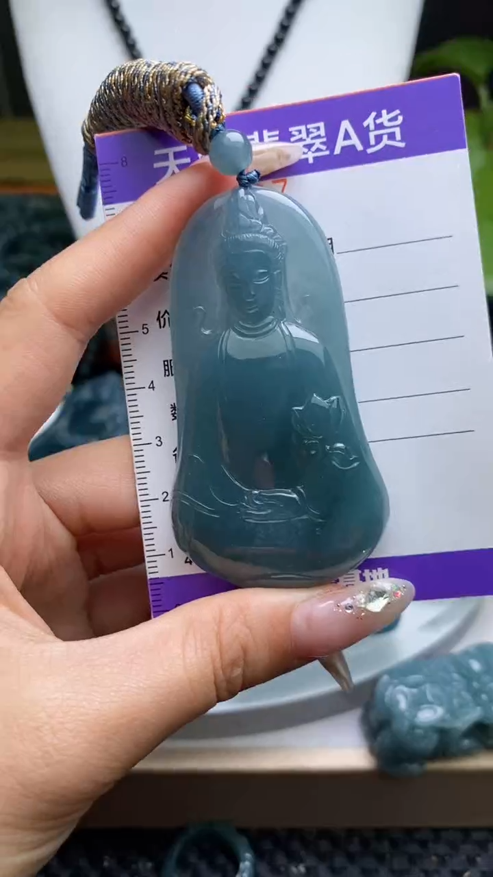 翡翠未镶嵌颈饰         `