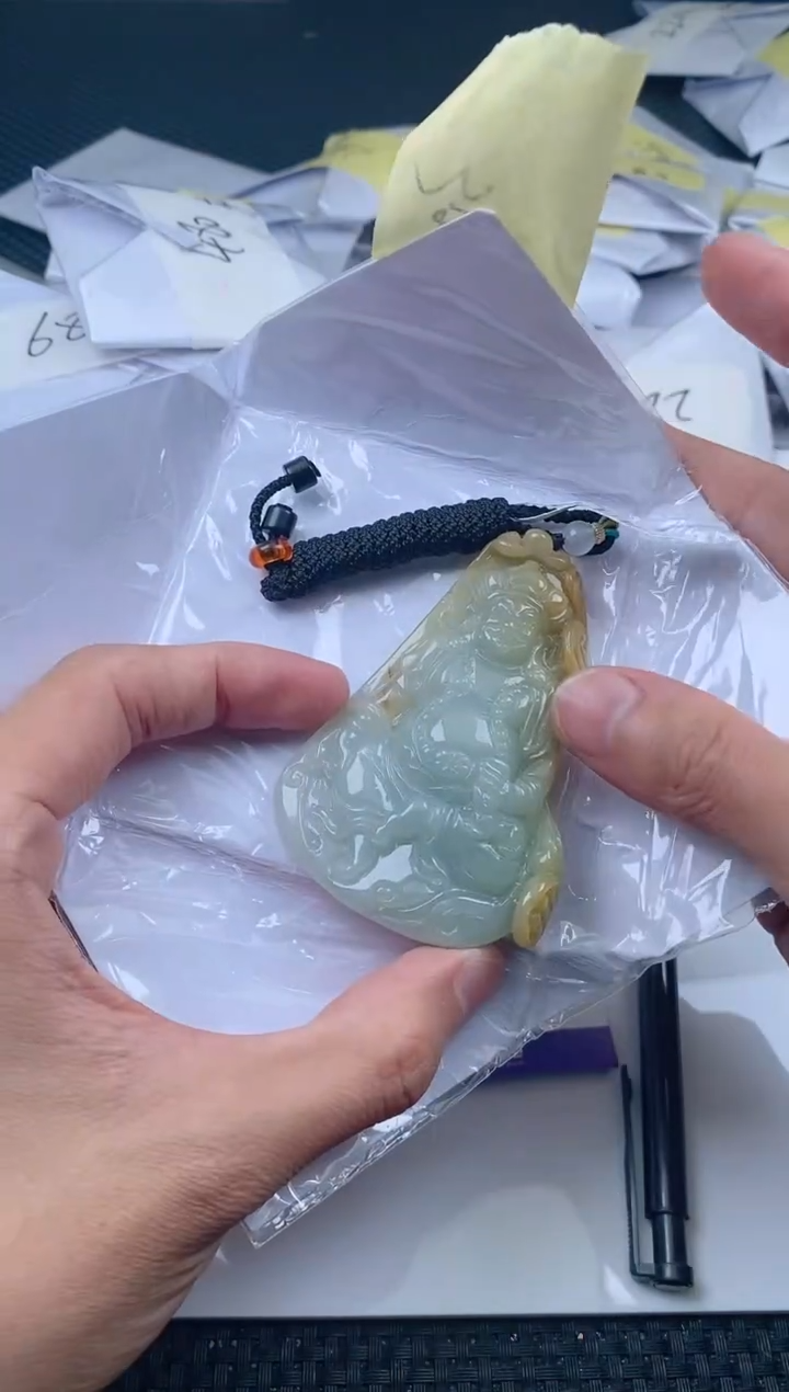 翡翠未镶嵌颈饰         