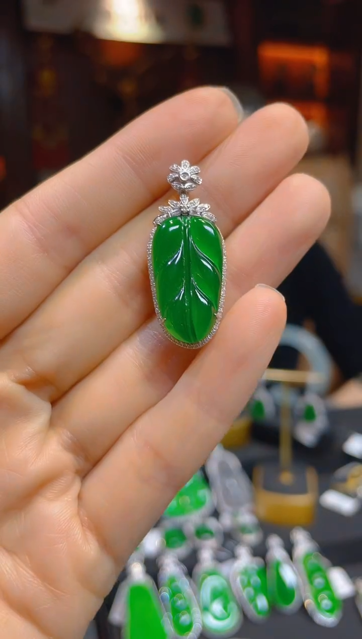 【闪购商品】翡翠颈饰18K金镶嵌118544天然A货翡翠叶子