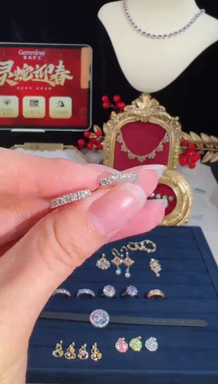 【闪购商品】钻石耳饰18K金镶嵌BE12001