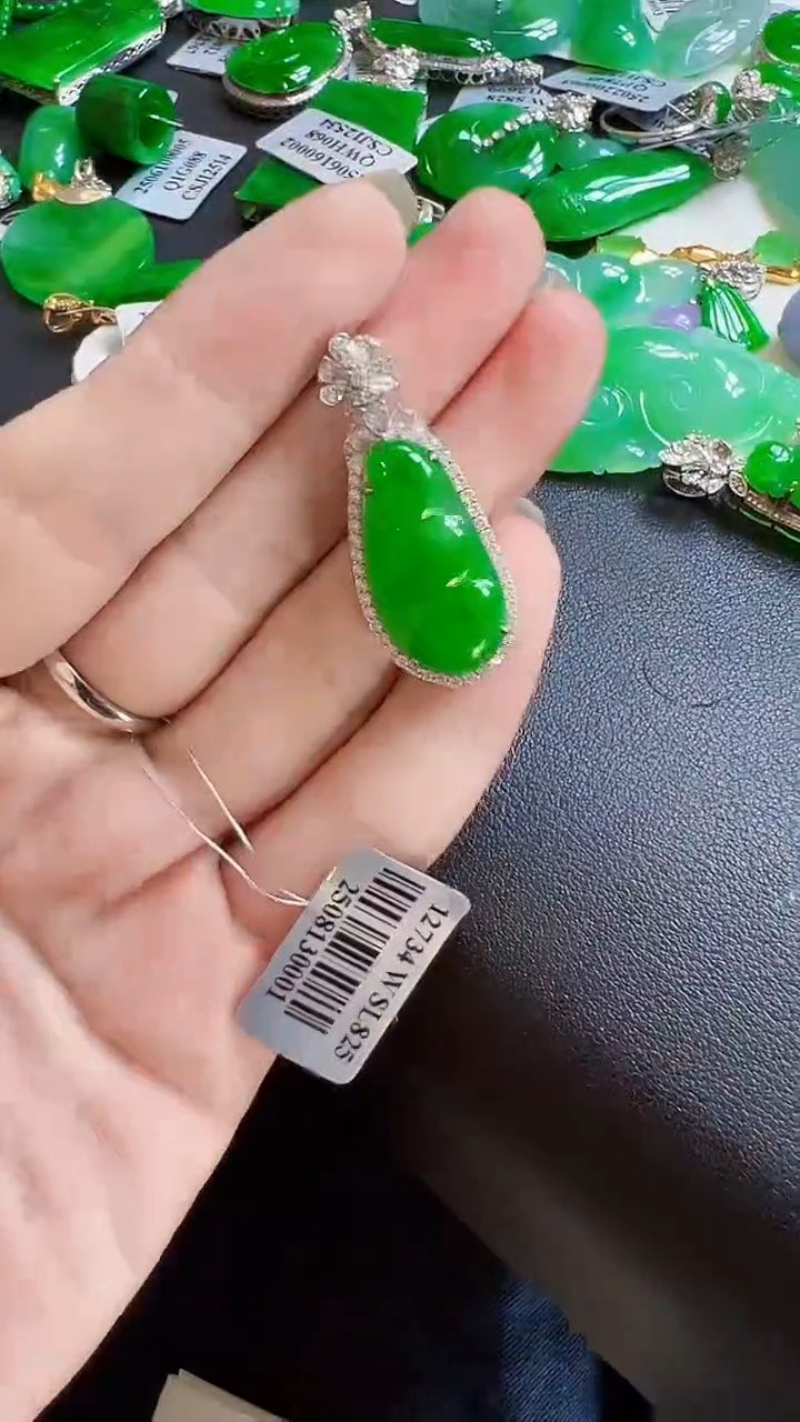 颈饰18K金镶嵌翡翠豆