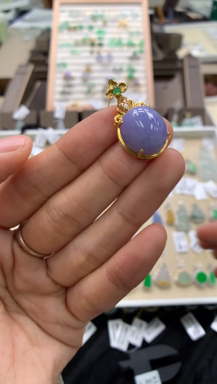 颈饰18K金镶嵌翡翠蛋面