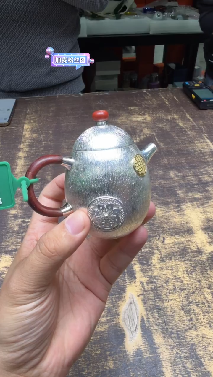 像****人呆坐掐丝嵌金团福龙蛋壶