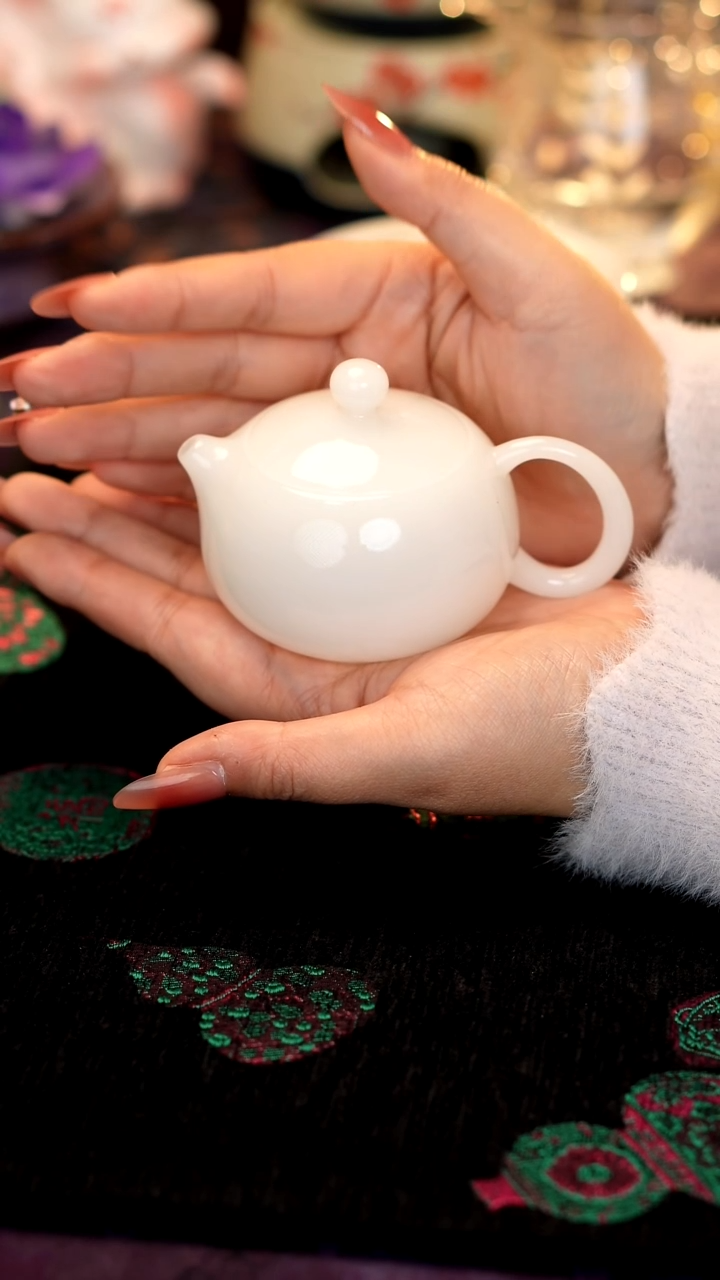 白璞玉小西施壶·······