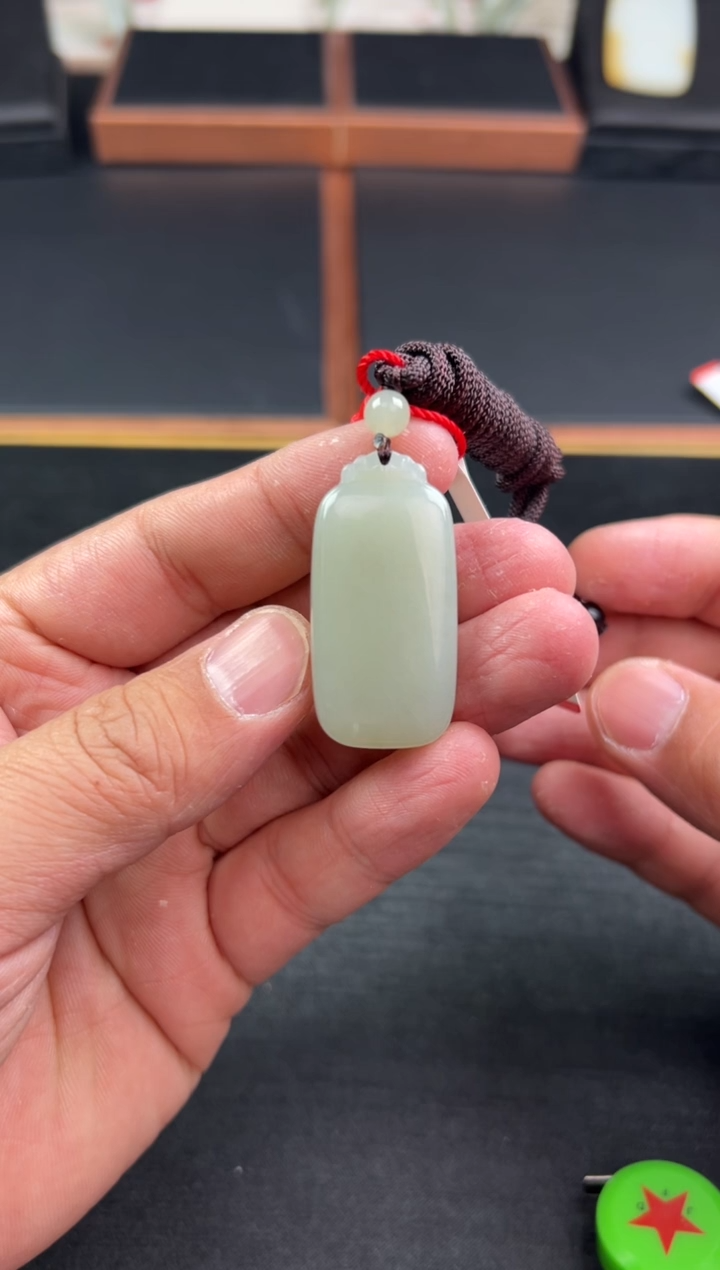 【闪购商品】和田玉吊坠(赠链)未镶嵌且末微色差近矿