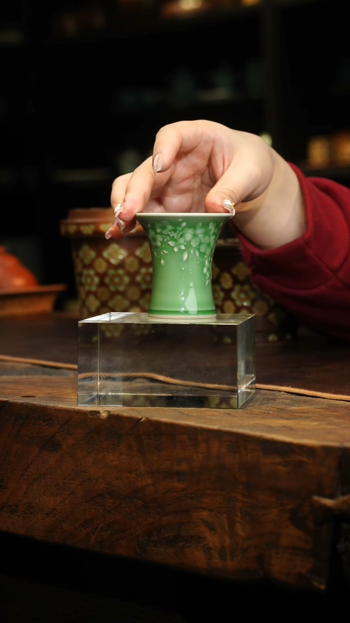 【闪购商品】瓷片李斌 梅子青 繁花束腰杯