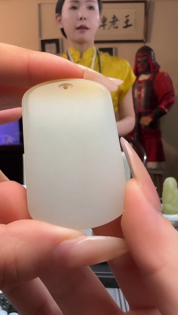 【闪购商品】和田玉无事牌带糖未镶嵌吊坠