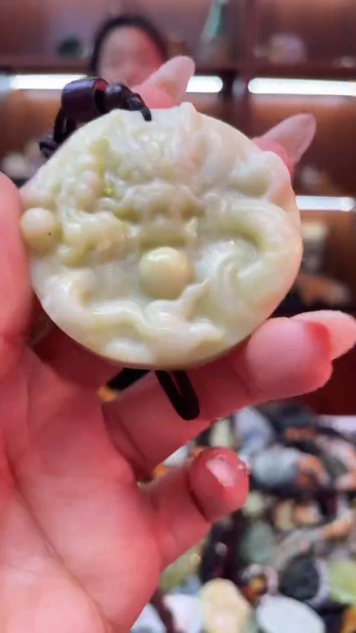 未镶嵌蛇纹石玉吊坠   