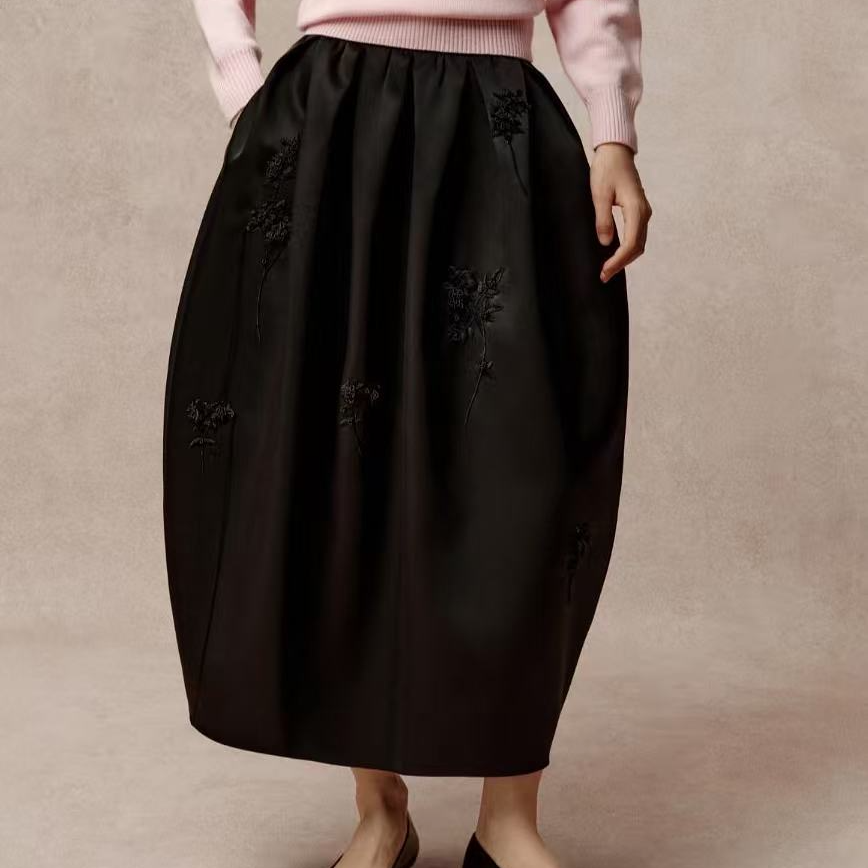 【张羽推荐】LAMAISONJADE 玉琼26春黑色光感手工钉珠花苞半裙