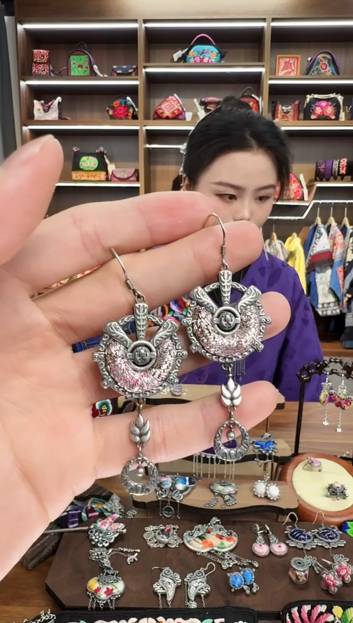 【闪购商品】织绣99蒙阿苏苗绣传承