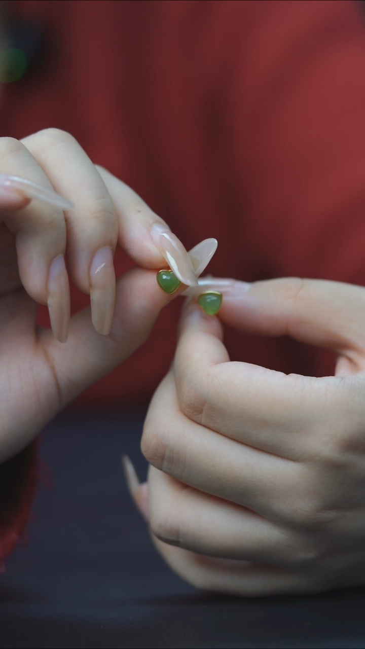 未镶嵌和田玉耳钉苹果绿爱心耳钉 HC30100