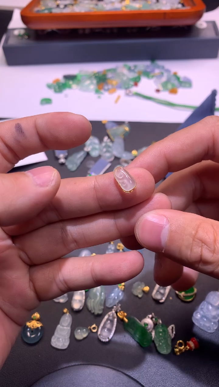 【闪购商品】翡翠吊坠(不含链)18K金镶嵌1