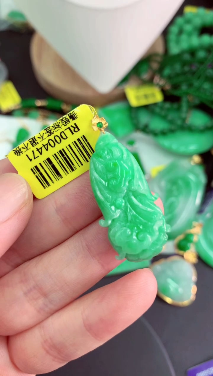 颈饰18K金镶嵌翡翠挂件