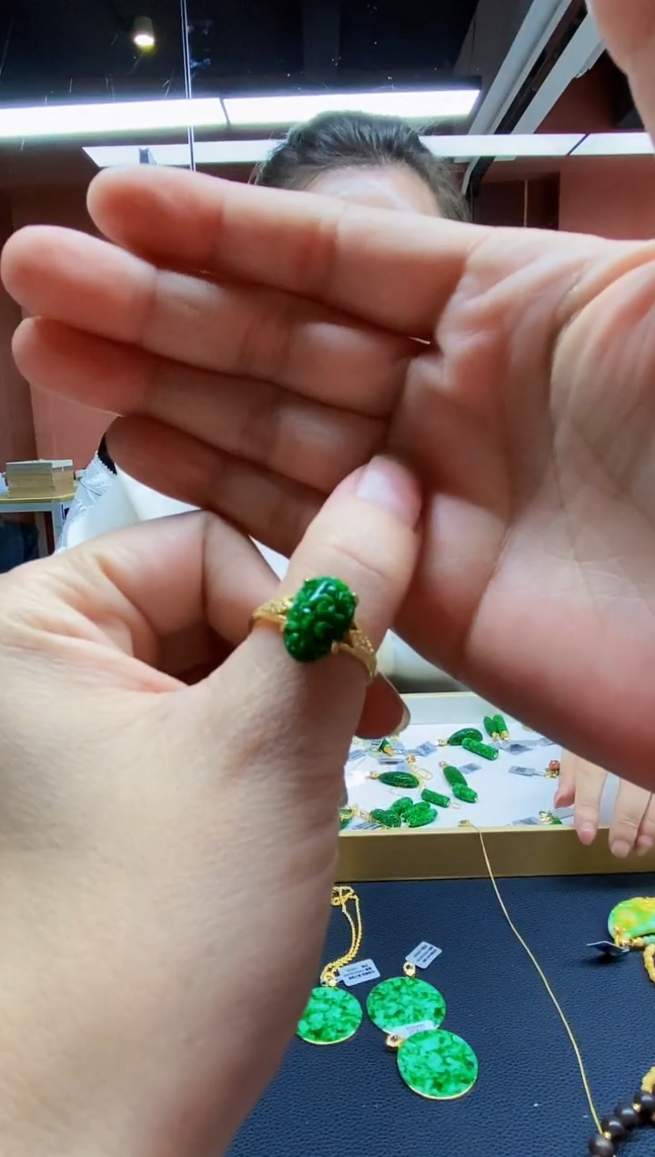 颈饰未镶嵌翡翠戒指